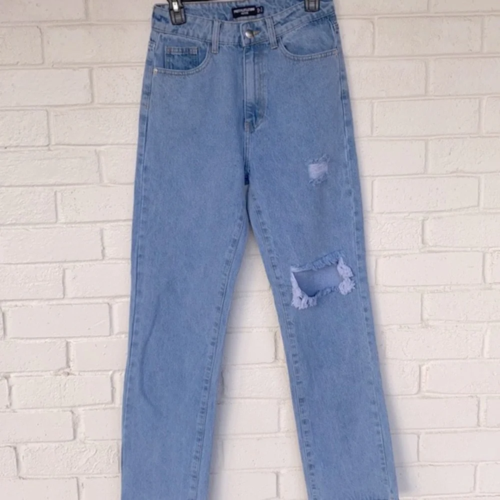 Pretty Little Thing Petite Knee Rip Light Blue Wash Long Leg Straight Je… - Picture 2 of 8